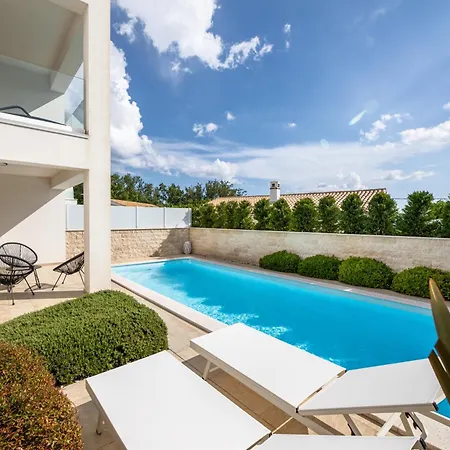 Aurelia 1 With Pool Βίλα Linardići